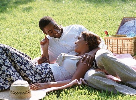 couple-on-picnic