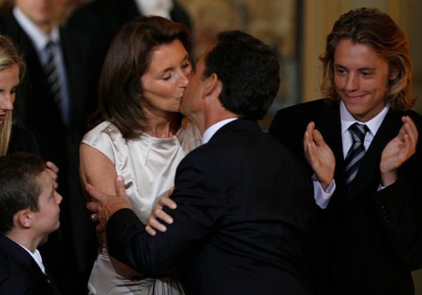 10 Amazing Photos Of World Leaders Goofing Around With Their Wives